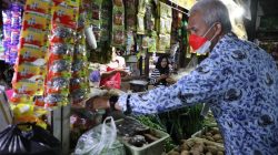 Gubernur Ganjar menemukan fakta bahwa minyak goreng masih dijual mahal di pasaran dengan rerata harga Rp 20 ribuan. Fakta tersebut ditemukan Ganjar saat sidak di di Pasar Gubug, Grobogan, Jawa Tengah, Senin (18/4).