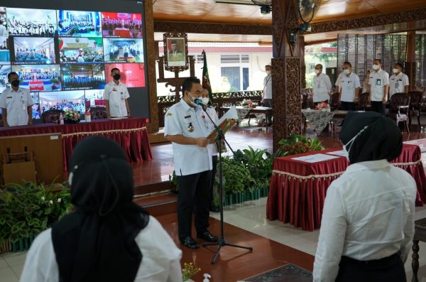 Sebanyak 753 guru resmi diangkat menjadi Pegawai Pemerintah dengan Perjanjian Kerja (PPPK) Kabupaten Blora hari ini, Rabu (20/4). Mereka dilantik dan diangkat langsung oleh Bupati Blora Arief Rohman di Pendopo Rumah Dinas. Disaksikan Kepala Badan Kepegawaian Daerah (BKD), Asisten Administrasi Umum, dan sejumlah Kepala SKPD terkait.