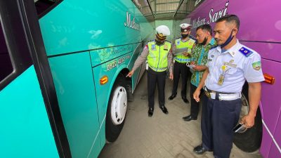 Menjelang Mudik Lebaran 2022, Petugas gabungan di Kabupaten Blora yang terdiri dari anggota Satlantas Polres Blora dan Dinas Perhubungan Blora lakukan pengecekan kondisi armada bus ke beberapa garasi bus di Blora.