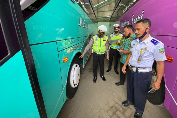 Menjelang Mudik Lebaran 2022, Petugas gabungan di Kabupaten Blora yang terdiri dari anggota Satlantas Polres Blora dan Dinas Perhubungan Blora lakukan pengecekan kondisi armada bus ke beberapa garasi bus di Blora.