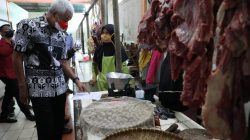 Menjelang Hari Raya Idul Fitri 2022, harga daging sapi di pasaran naik signifikan. Fakta tersebut ditemukan Gubernur Ganjar saat sidak di Pasar Wage Purwokerto, Kabupaten Banyumas, Jumat (22/4).