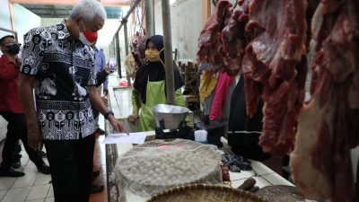Menjelang Hari Raya Idul Fitri 2022, harga daging sapi di pasaran naik signifikan. Fakta tersebut ditemukan Gubernur Ganjar saat sidak di Pasar Wage Purwokerto, Kabupaten Banyumas, Jumat (22/4).