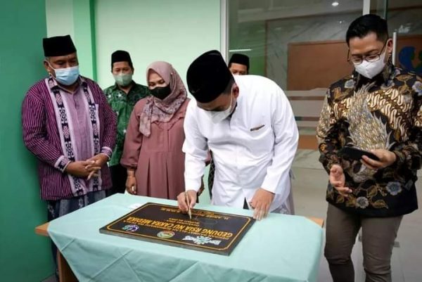 Bismillah. Rasanya seperti mimpi. Bisa mengaktifkan kembali RS NU Cepu yang dahulu diresmikan Gus Dur atau Abdurrahman Wahid (Mantan Presiden Republik Indonesia ke-5 red). Saat ini menjadi Rumah Sakit Ibu dan Anak (RSIA) NU Cakra Medika Cepu. Hal ini disampaikan Bupati Arief Rohman saat meresmikan gedung RSIA NU Cakra Medika yang berada di Jalan Gadjah Mada no no or 11A Turibang, Kecamatan Cepu kemarin. Menurutnya, ide pengaktifan ini, bermula tahun lalu. Usai ziarah ke Jombang.