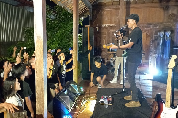 Iksan Skuter tetap menampilkan karya musiknya dari sebelumnya sempat pending karena hujan. Dalam acara Tour Safari Ramadhan Langgam Langsam kali ini diselenggarakan oleh Pondok Langgeng di Omah Mojopahit Blora, Senin (25/4).