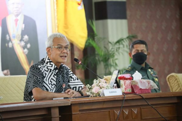 Dalam Rapat Forkopimda Provinsi Jateng di Gedung Gradhika Bhakti Praja, Rabu (27/4), Gubernur Jawa Tengah Ganjar Pranowo mengimbau masyarakat agar tidak melakukan takbir keliling pada malam Idul Fitri 2022.  Keputusan tersebut disampaikan Ganjar menyusul masukan dari Kepala Kanwil Kemenag Jateng, Musta’in Ahmad.