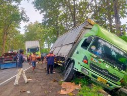 ANGKUT RIBUAN MINYAK GORENG, TRUK GULING