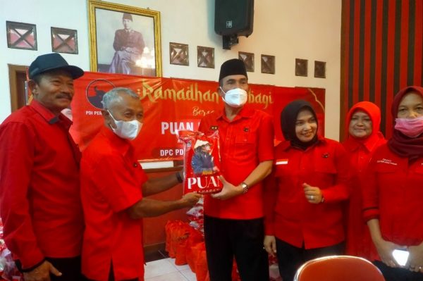 Ribuan Ton beras kemasan dari Puan Maharani dibagikan kepada masayarakat, jum'at (29/4). Totalnya mencapai 39 ton. Ditambah hasil gotong royong antara Wakil Bupati Blora, Anggota DPR RI Anggota DPRD Jateng dan Anggota DPRD Blora dari PDI Perjuangan sehingga menjadi 50 ton. Tujuannya untuk mendekatkan diri kepada masyarakat.