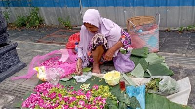 Mendekati Hari Raya Idul Fitri 1443 H marak penjual kembang di tepi jalan maupun di dekat pintu masuk kuburan. Pasalnya menilik saudara yang sudah meninggal dunia dengan mentabur bunga dan membaca doa seakan menjadi tradisi di Kabupaten Blora.