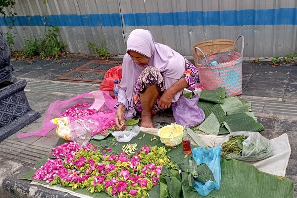 Mendekati Hari Raya Idul Fitri 1443 H marak penjual kembang di tepi jalan maupun di dekat pintu masuk kuburan. Pasalnya menilik saudara yang sudah meninggal dunia dengan mentabur bunga dan membaca doa seakan menjadi tradisi di Kabupaten Blora.