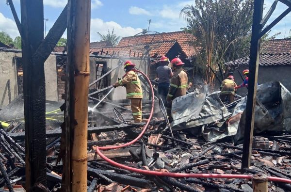 Rumah milik Siti Nur Hayatun (33) warga RT 004/RW 005 Desa Tambahrejo, Kecamatan Tunjungan, Kabupaten Blora lenyap terbakar pada saat lebaran hari raya idul fitri 1443 H. Kebakaran rumah diketahui oleh warga sekitar pukul 09:00 WIB, Senin (2/5).