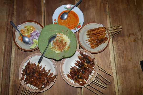 Makanan khas Sate Blora masih menjadi incaran pemudik di momen idul Fitri tahun ini. Bahkan mereka rela mengantri hingga Satu Jam lebih.