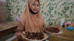 Sate merupakan salah satu kuliner andalan di Indonesia. Bahkan, ada beberapa daerah yang menjadikan sate sebagai makanan khas. Salah satunya Kabupaten Blora. Ada tiga macam sate di Blora. Pertama sate ayam, sate kambing, dan sate sapi.