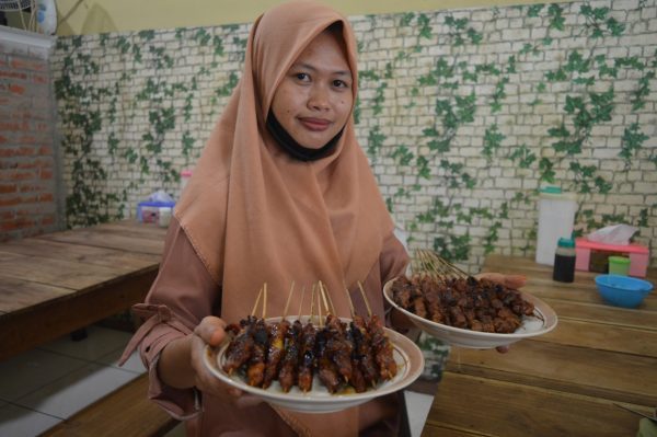 Sate merupakan salah satu kuliner andalan di Indonesia. Bahkan, ada beberapa daerah yang menjadikan sate sebagai makanan khas. Salah satunya Kabupaten Blora. Ada tiga macam sate di Blora. Pertama sate ayam, sate kambing, dan sate sapi.