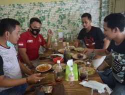 Sate merupakan salah satu kuliner andalan di Indonesia. Bahkan, ada beberapa daerah yang menjadikan sate sebagai makanan khas. Salah satunya Kabupaten Blora. Ada tiga macam sate di Blora. Pertama sate ayam, sate kambing, dan sate sapi.