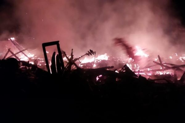 Empat rumah milik 3 warga Desa Jimbung, Kecamatan Kedungtuban, Kabupaten Blora ludes terbakar Rabu (4/5) kemarin.        Kebakaran diketahui sekitar pukul 18.30.