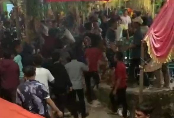 Video adu jotos saat pagelaran musik Campursari kembali beredar luas. Diduga kericuhan tersebut terjadi di Kecamatan Todanan tadi malam.