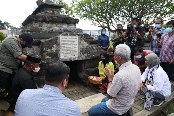 Guna mengenang para jasa pahlawan, Gubernur Jawa Tengah Ganjar Pranowo berkunjung ke Sulawesi Selatan untuk berziarah ke makam pahlawan nasional, yaitu Sultan Hasanuddin yang berada di Kabupaten Gowa, Sabtu (7/5). Setelah ziarah ke makam Pangeran Diponegoro pada Jum'at (6/5) kemarin.