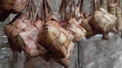 Pagi, Senin (9/5) ini merupakan pagi ke delapan seusai lebaran Idul Fitri 1443 hijriah atau 2022 masehi. Ketupat tersaji rapi siap santap. Lepet juga tak ketinggalan disuguhkan pada tradisi tahunan ini.