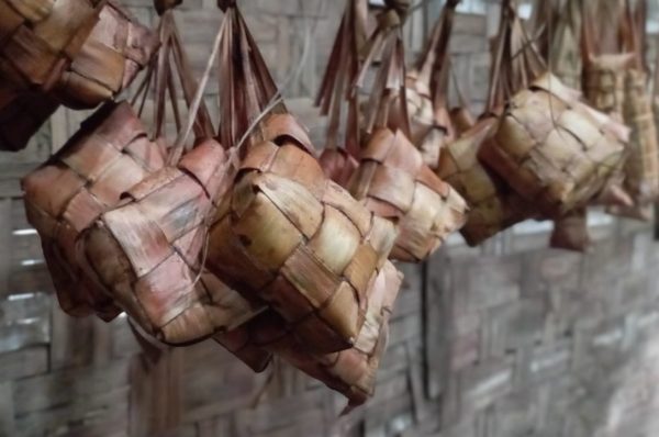 Pagi, Senin (9/5) ini merupakan pagi ke delapan seusai lebaran Idul Fitri 1443 hijriah atau 2022 masehi. Ketupat tersaji rapi siap santap. Lepet juga tak ketinggalan disuguhkan pada tradisi tahunan ini.