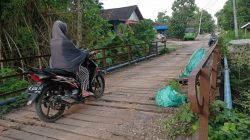 Kondisi jembatan yang berada di Dusun Sugihwaras, Desa Cabean, Kecamatan Cepu, Blora sangat memprihatinkan. Berbahaya bagi yang melintas. Sudah beberapa kali memakan korban. 