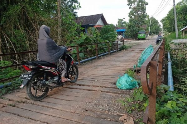 Kondisi jembatan yang berada di Dusun Sugihwaras, Desa Cabean, Kecamatan Cepu, Blora sangat memprihatinkan. Berbahaya bagi yang melintas. Sudah beberapa kali memakan korban. 