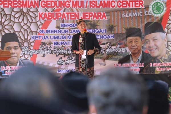 Gedung Islamic Center atau kantor Majelis Ulama Indonesia (MUI) Kabupaten Jepara resmi dibuka pada, Kamis (12/5) oleh Gubernur Jawa Tengah, Ganjar Pranowo. Tak hanya untuk kaum muslimin saja, gedung ini juga dicanangkan sebagai ruang publik. Diantaranya sebagai ruang kerukunan umat beragama dan pengembangan ekonomi.