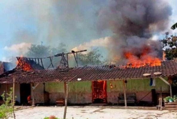 Rumah milik Mbah Sukini (55) warga RT 06 RW 02 Desa Nglarohgunung, Kecamatan Jepon, Kabupaten Blora hangus terbakar akibat dilahap si jago merah, Jum'at (13/5) pukul 12:15 WIB.