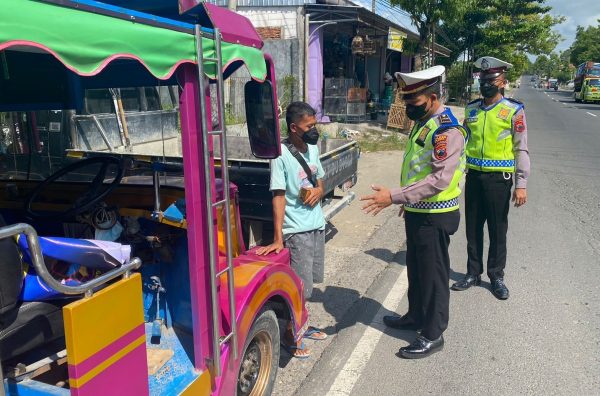 Satuan Polisi Lalu Lintas (Satlantas) Polres Blora melarang odong-odong atau kereta kelinci beroperasi di jalan raya. Hal ini dianggap membahayakan bagi penumpang dan pengendara lain, kendaraan juga tidak sesuai Standar Nasional Indonesia (SNI).