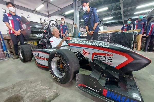 Mobil balap karya Mahasiswa Universitas Gadjah Mada (UGM) akan ikuti ajang balap internasional bertajuk Event Student Formula. Mobil yang diberi nama Bimasakti itu akan berlaga pada bulan Juli nanti di negeri kincir angin Belanda.