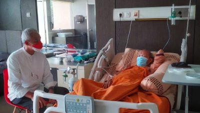 Gubernur Jawa Tengah, Ganjar Pranowo menyempatkan diri membesuk mantan Ketua Pimpinan Pusat Muhammadiyah, Buya Syafii Maarif di rumah sakit PKU Muhammadiyah Gamping, Jogjakarta kemarin, Minggu (15/5/2022).