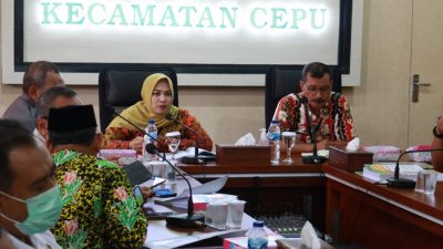 Wakil Bupati Blora Tri Yuli Setyowati meminta agar permasalahan banjir yang kerap terjadi di Kecamatan Cepu, Blora segera ditangani. Hal ini disampaikan dalam rapat koordinasi penanganan banjir di Kantor Kecamatan Cepu, Kamis (19/5/2022).