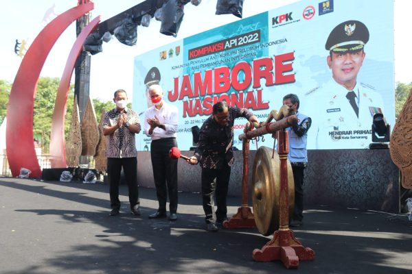 Pemerintah Kabupaten Blora siap mendukung upaya pencegahan dan pemberantasan korupsi. Hal ini disampaikan Wakil Bupati Blora, Tri Yuli Setyowati disela menghadiri pembukaan Jambore Nasional Komunitas Penyuluh Anti Korupsi Seluruh Indonesia (PAKSI) Ahli Pembangunan Integritas yang digelar di Plasa Kandri, Waduk Jatibarang, Semarang, Jumat (20/5).
