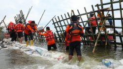 Pemerintah Provinsi Jawa Tengah gerak cepat membuat tanggul darurat. Sebagai upaya penanganan banjir rob terjadi kerena tanggul laut Tambak Mulyo, Kelurahan Tanjung Emas, Kota Semarang, Jawa Tengah jebol.