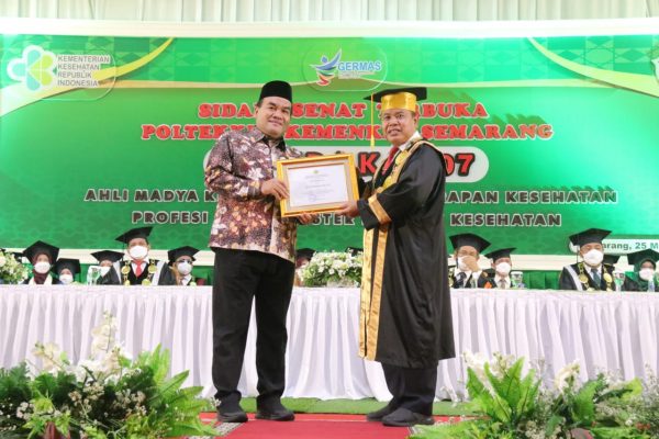 Dirjen Tenaga Kesehatan Republik Indonesia mengapresiasi Pemerintah Kabupaten Blora atas hibah tanah seluas 3,05 hektar untuk dijadikan gedung pendidikan dan laboratorium pendidikan Poltekkes Kemenkes Semarang. Pihaknya berharap agar kerjasama dengan Politeknik Kesehatan Kemenkes Semarang terus bisa dilanjutkan untuk pemerataan tenaga kesehatan dan memperkuat meningkatkan pelayanan kesehatan khususnya di wilayah Jawa Tengah. 