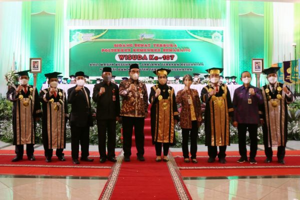Politeknik Kesehatan Kementerian Kesehatan (Poltekkes Kemenkes) RI Semarang kembali menelurkan 48 tenaga kesehatan putra daerah asal Kabupaten Blora. Hari ini, mereka mengikuti Wisuda ke-107 Pendidikan Ahli Madya Kesehatan, Sarjana Terapan Kesehatan, Sarjana Terapan Kesehatan Poltekkes Kemenkes Semarang Tahun 2022 di Convention Hall Masjid Agung Jawa Tengah, Rabu (25/5/2022).