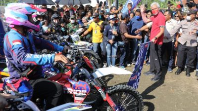 Bikers ternama internasional, Mario Roman dan Graham Jarvis ikut ramaikan event ngetrail bersama yang diselenggarakan Hiu Selatan Adventure Trail di Lapangan Desa Jambusari, Kecamatan Jeruklegi, Kabupaten Cilacap, Sabtu (28/5). 