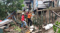 Beberapa rumah dan bangunan milik warga Kelurahan Kedung Jenar, Kecamatan/Kabupaten Blora ambrol akibat tergerus sungai lusi pada, Jum'at (27/5) lalu.