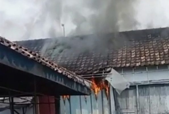Kebakaran terjadi di komplek pasar Desa Getas, Kecamatan Kradenan, Kabupaten Blora, Kamis (5/5) sekira pukul 09:00 waktu Indonesia Barat. Menimpa tiga ruko milik tiga orang, ketiganya adalah warga Getas.
