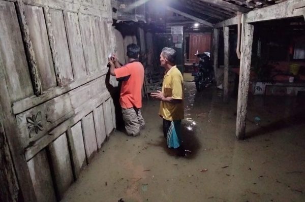 Akibat curah hujan yang tinggi, sebelas rumah warga Desa Gersi, Kecamatan Jepon, Kabupaten Blora kebanjiran hari ini, Kamis (19/5/2022). Rumah mereka tergenang dengan ketinggian air mencapai 30 cm hingga 50 cm.