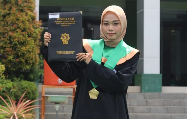 Namanya Siti Rohwati. Anak buruh tani asal Desa Kepoh, Kecamatan Jati, Kabupaten Blora, Jawa Tengah. Usahanya untuk mendapatkan pendidikan patut diacungi jempol. Baru-baru ini, perempuan berhijab ini menjadi salah satu mahasiswa lulusan terbaik IAIN Kudus.