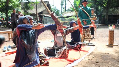Dinas Kepemudaan, Olahraga dan Pariwisata (Disporapar) Jateng kembali kenalkan olahraga tradisional Jemparingan yang kini kian dilupakan. Menggaet pegiat event, guru olahraga dan pengelola obyek wisata, Disporapar Jateng beri Pengenalan dan pelatihan singkat tentang olahraga tersebut di Omah Alas, Desa Wisata Kandri, Gunungpati-Semarang, Sabtu (21/5/2022).