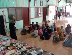 ASIKNYA PERPUSJAL DOPE MEMBACA DAN BERMAIN SAMA ANAK-ANAK TANGGEL