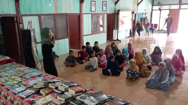 Perpustakaan Jalanan (Perpusjal) Dope menggelar kegiatan Sambang Sambung Sumbang Deso di Desa Tanggel, Kecamatan Randublatung, Kabupaten Blora, Minggu (22/5). Kegiatan ini diikuti oleh anak-anak dari Desa Tanggel.