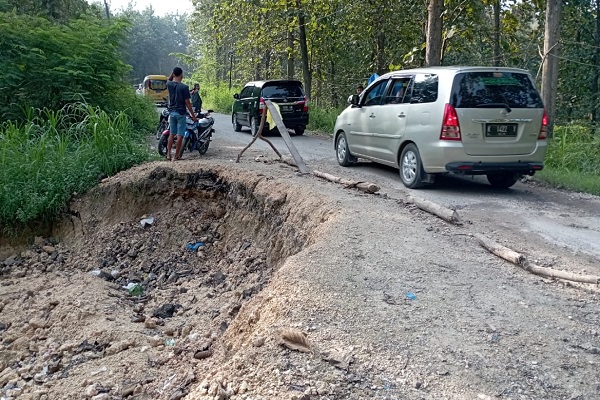 Ruas jalan Blora-Randublatung dalam kondisi ambrol sudah dua bulan lebih. Tepatnya turut di Dusun Banyuasin, Desa Semanggi, Kecamatan Jepon, Kabupaten Blora. Kendaraan roda empat harus bergantian untuk melintasinya.
