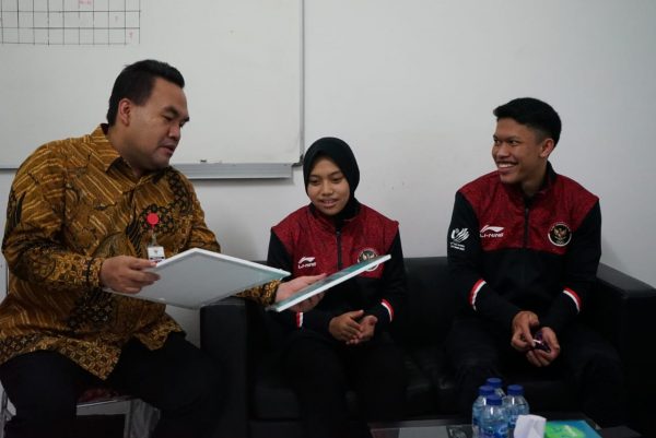 Janji Bupati Arief Rohman untuk mengunjungi Dua atlet Angkat Besi asal Blora peraih medali di ajang Sea Games Vietnam 2022 dipenuhi hari ini. Keduanya dikunjungi usai tiba di Jakarta Selasa (24/5/2022). Yaitu saat di Asrama Pelatnas PABSI Jakarta.