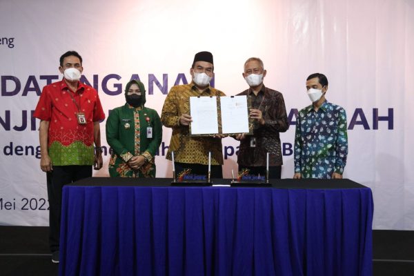 Pemerintah Kabupaten Blora dan Bank Jateng resmi melakukan penandatanganan perjanjian hutang daerah sebesar Rp 150 Miliar. Perjanjian tersebut berlangsung di Kantor Cabang Bank Jateng Surakarta pada Selasa (31/5/2022).
