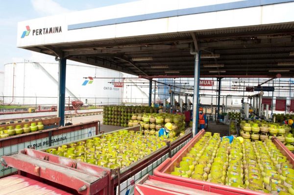 PT Pertamina (Persero) memastikan ketersediaan dan penyaluran Bahan Bakar Minyak (BBM) dan Liqufied Petroleum Gas (LPG) Subsidi menyentuh seluruh pelosok Nusantara. Mulai dari Sabang sampai Merauke. Dari Miangas hingga Pulau Rote. Ini dalam rangka mewujudkan energi berkeadilan.