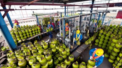 Pertamina memperkuat langkahnya dalam transisi energi, dengan menghadirkan produk green energy, Pertamina Renewable Diesel (Pertamina RD) sebagai bahan bakar hijau untuk Generator Set (Genset) bagi Electric Vehicle (EV) yang digunakan para pembalap mobil dunia yang bertanding di ajang internasional Jakarta E-Prix 2022 di Jakarta 4 Juni 2022 mendatang.