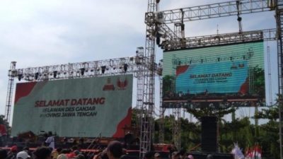 Ribuan orang memadati Pantai Bandengan, Kabupaten Jepara, Sabtu (4/6/2022). Mereka berasal dari seluruh daerah di Jawa Tengah. Tujuannya menghadiri acara Deklarasi Nasional Relawan Des (Desa untuk) Ganjar.