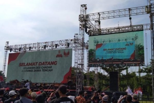 Ribuan orang memadati Pantai Bandengan, Kabupaten Jepara, Sabtu (4/6/2022). Mereka berasal dari seluruh daerah di Jawa Tengah. Tujuannya menghadiri acara Deklarasi Nasional Relawan Des (Desa untuk) Ganjar.